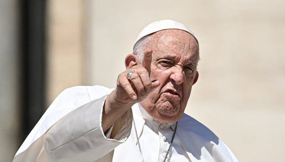 El papa Francisco hace un gesto al salir en el carro del papamóvil al final de la audiencia general semanal el 7 de junio de 2023 en la plaza de San Pedro como en El Vaticano. (Foto de Andreas SOLARO / AFP)