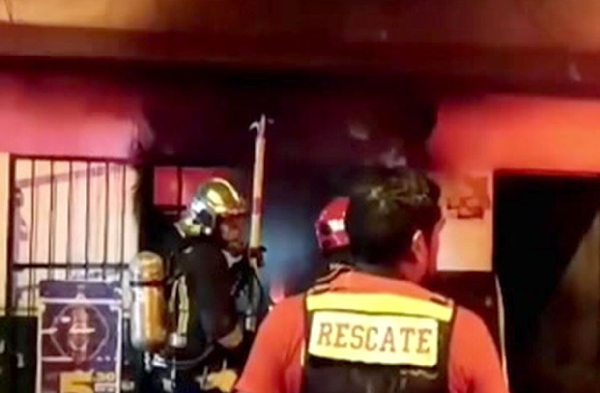 Los Bomberos utilizaron tres bombas y una cisterna para evitar que el incendio afecte a las demás casas. Foto: América Noticias