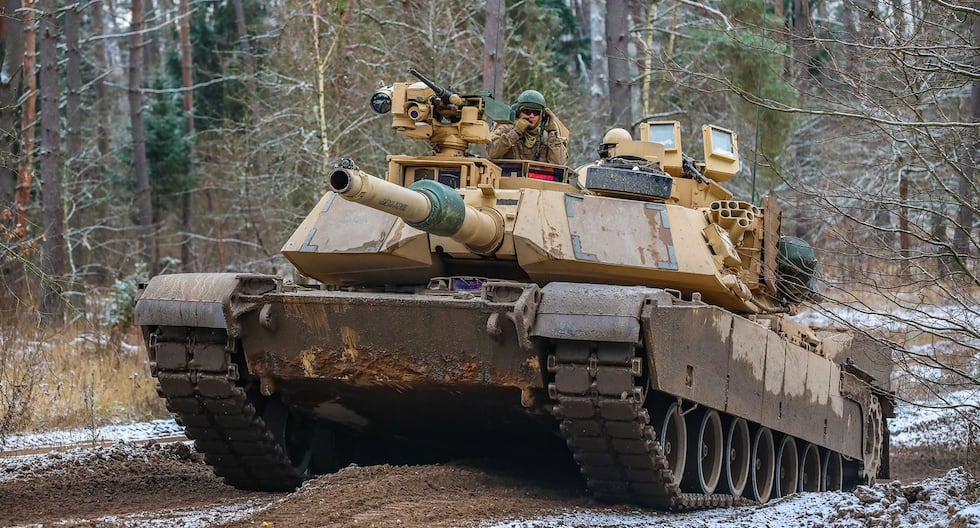 Soldados estadounidenses operan un tanque M1A1 Abrams durante un entrenamiento en Bemowo Piskie, Polonia, el 25 de noviembre de 2022. (Matthew A. Foster/Guardia Nacional del Ejército de EE. UU.).