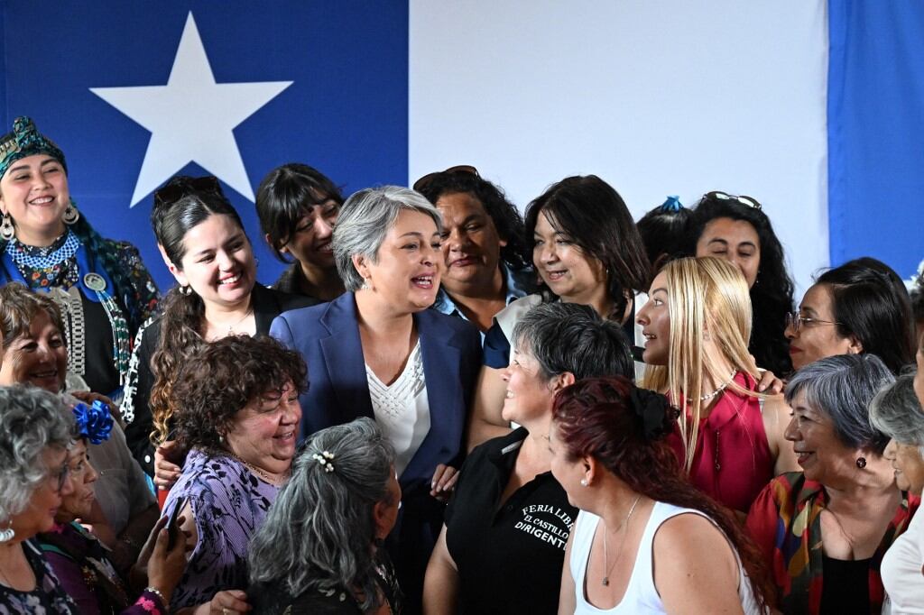 Jeannette Jara es candidata de izquierda. Aunque ganó la primera vuelta, su reto es conseguir votos independientes. (Foto: AFP)