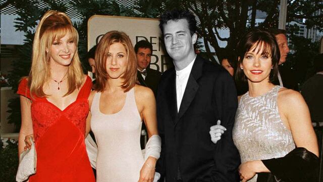 Al centro, Matthew Perry, actor de la serie "Friends". Lo rodean sus colegas de la misma producción Lisa Kudrow, Jennifer Aniston y Courteney Cox. El actor fue hallado muerto el sábado 28 de octubre.