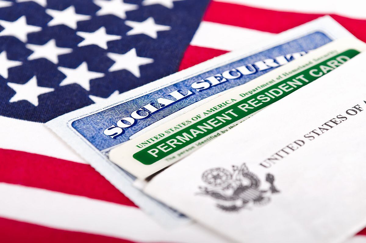 Las autoridades de EE.UU revisan cuidadosamente cada solicitud de Green Card. | Crédito: leekris / iStock