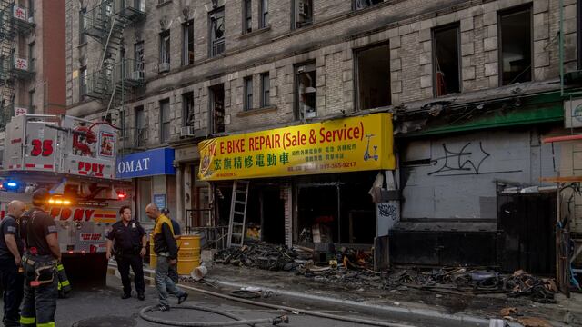 Mueren cuatro personas en un incendio en tienda de bicicletas eléctricas en Nueva York