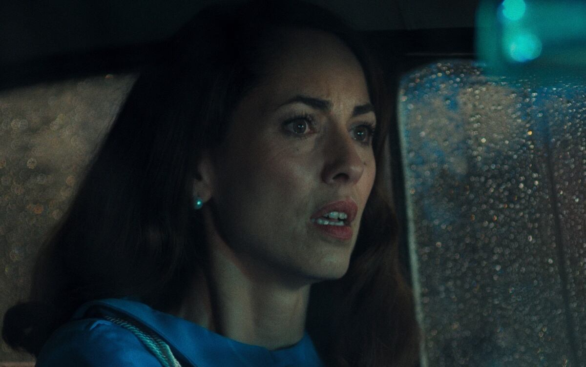 Bárbara Mori asume el rol de María, una policía que busca atrapar a un asesino, en la serie “Las azules” (Foto: Netflix)