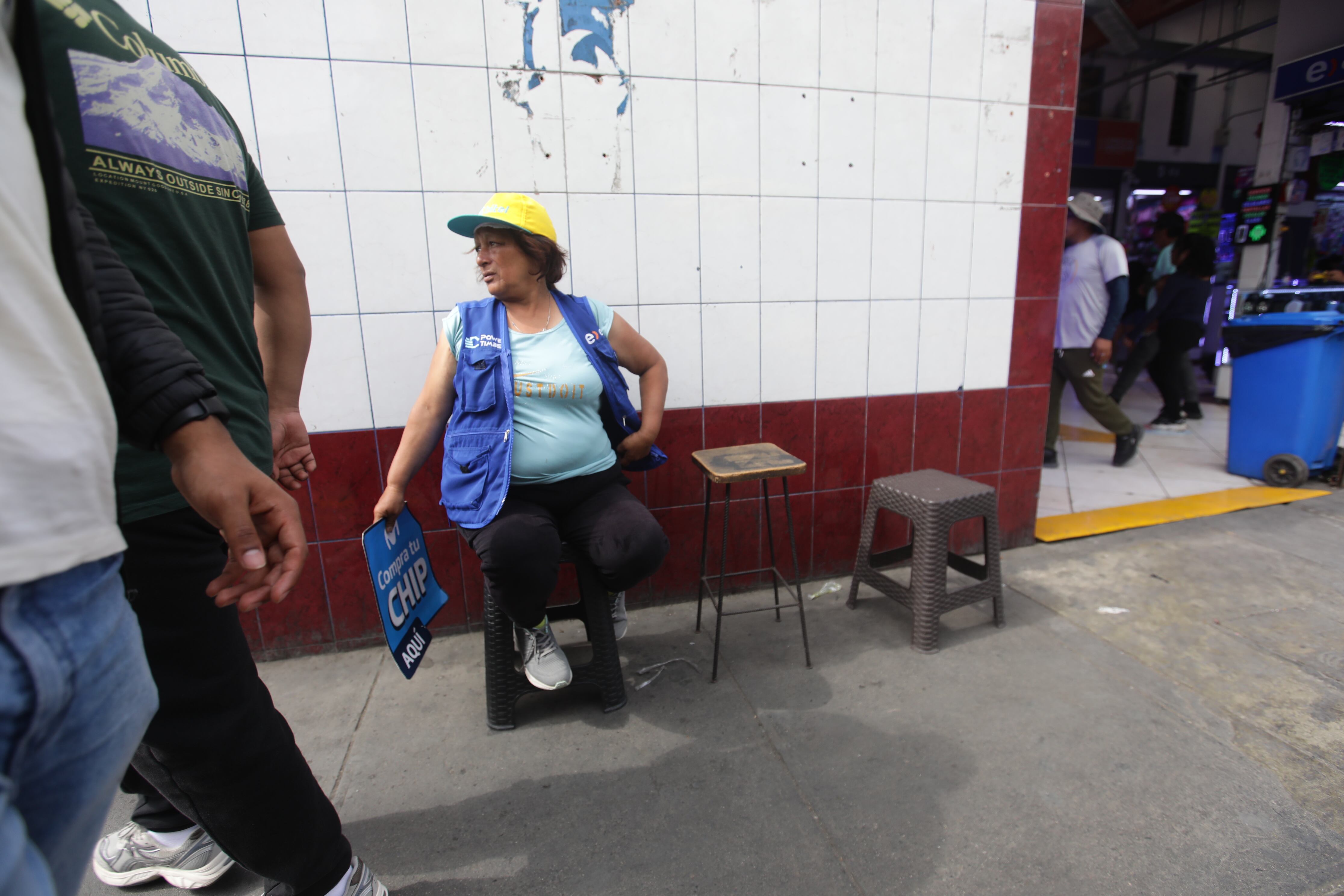 Ambulante con chaleco de Entel y cartel de Movistar ofreciendo chips afuera del CC. Las Malvinas
Fotos Violeta Ayasta/@photo.gec