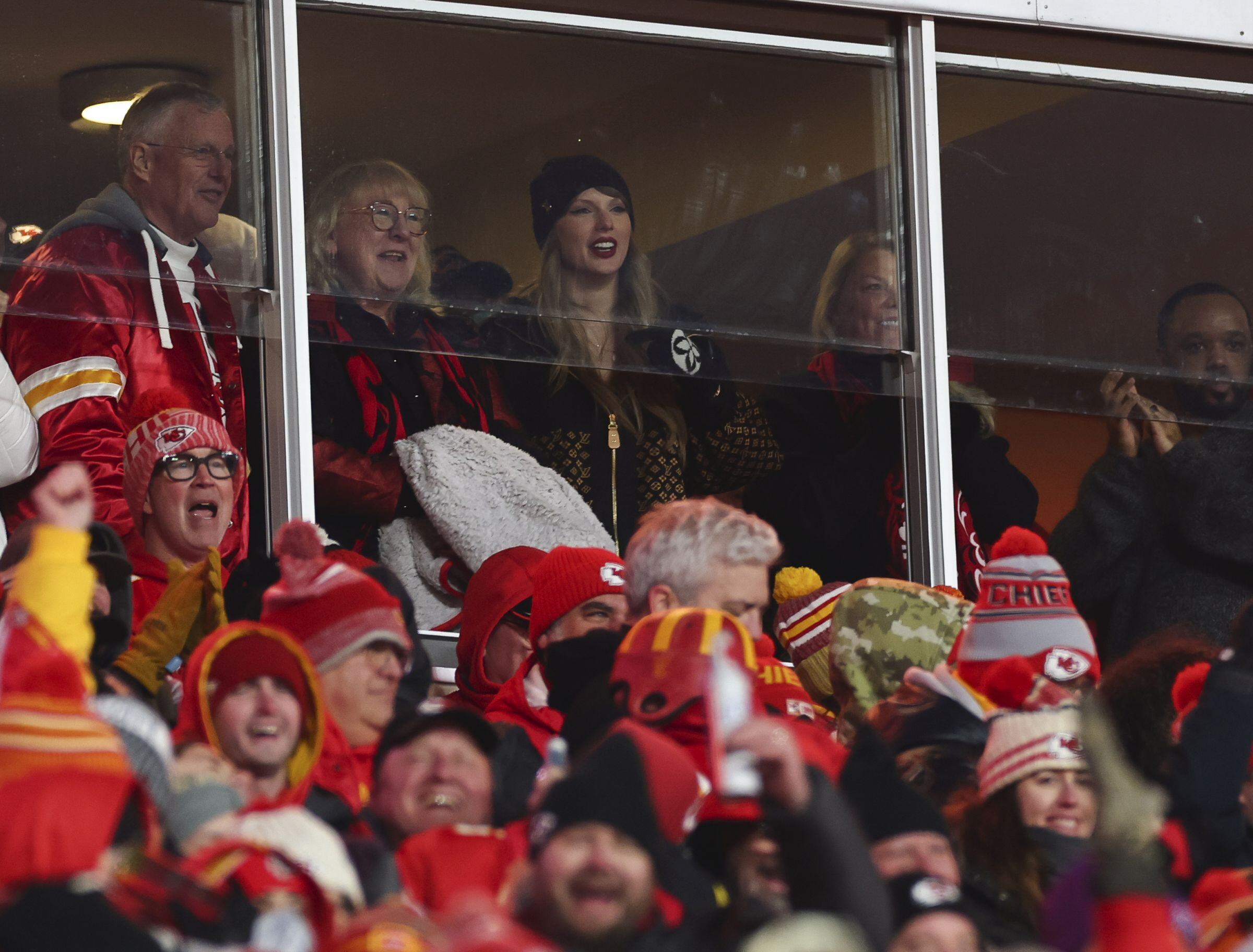 Cada vez que ha podido, Taylor Swift ha ido a estadios para ver los partidos de su novio Travis Kelce con los Kansas City Chiefs. (Foto: Aaron M. Sprecher / Getty Images)
