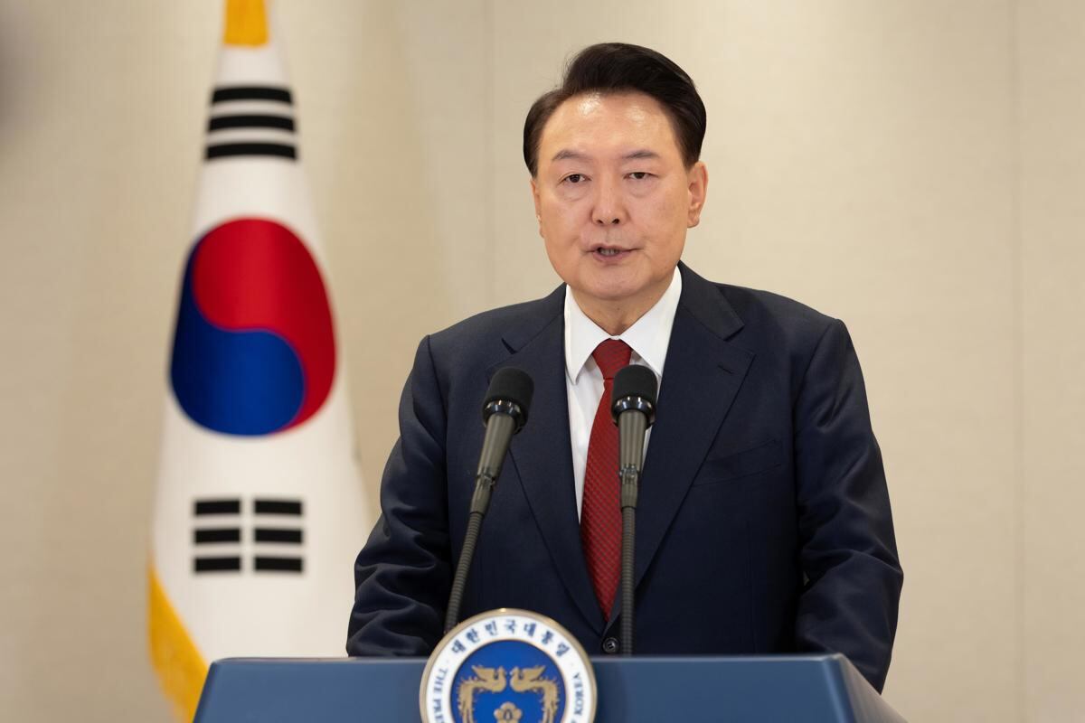 El presidente de Corea del Sur, Yoon Suk Yeol, da una declaración pública en la oficina presidencial en Seúl, Corea del Sur, el 12 de diciembre de 2024. (Foto de EFE/EPA/OFICINA PRESIDENCIAL DE LA REPÚBLICA DE COREA)