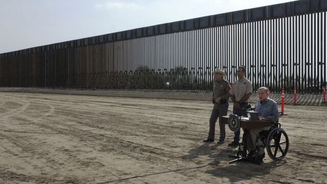 Texas construye su propio “muro” en la frontera con México