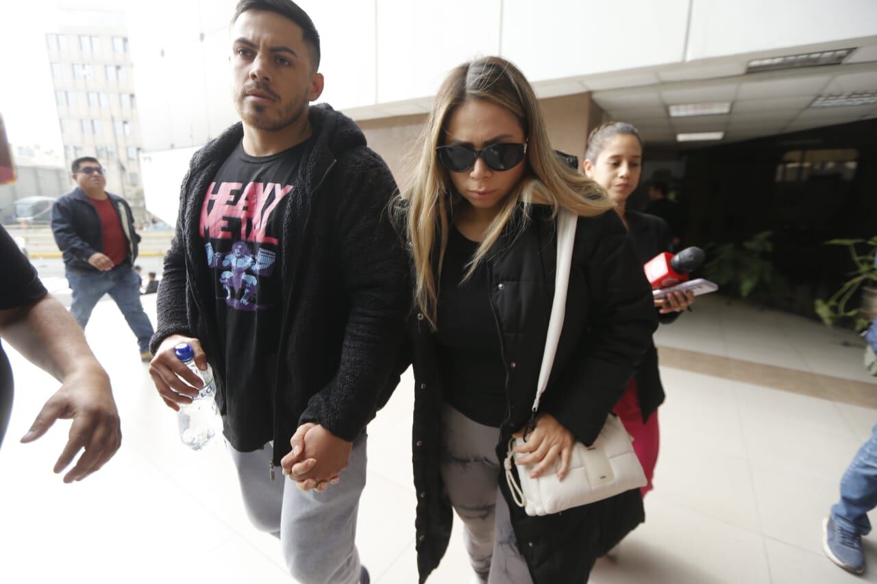 La joven llegó a la Dirincri junto a su novio para continuar con las diligencias del caso. Fotos: Violeta Ayasta.