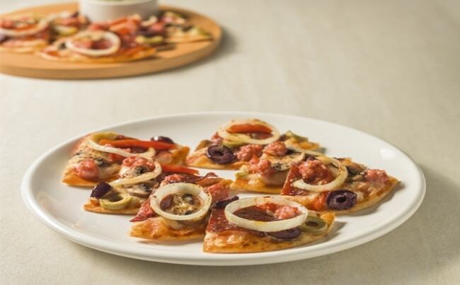 <p>El aperitivo ideal para las reuniones con amigos. Acompañe con una buena cerveza esta masa con aceitunas, chorizos, champiñones y pimientos.</p>