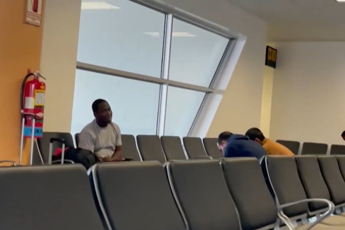 Extranjeros permanecen en el aeropuerto sin poder ingresar al país. (Foto: Captura / Cuarto Poder)