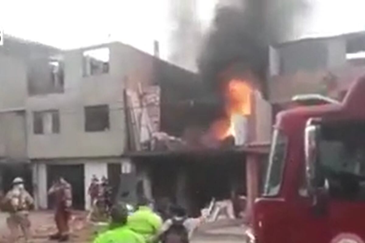 Previo al incendio, los vecinos oyeron un fuerte estallido. (Foto: Captura / América Noticias)