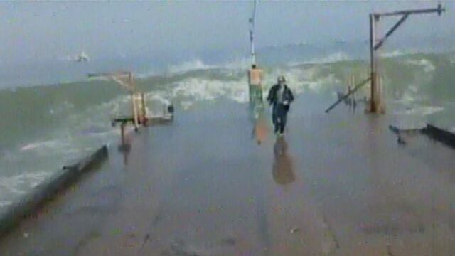 Chincha: pescador se aferra a poste y soporta potente ola