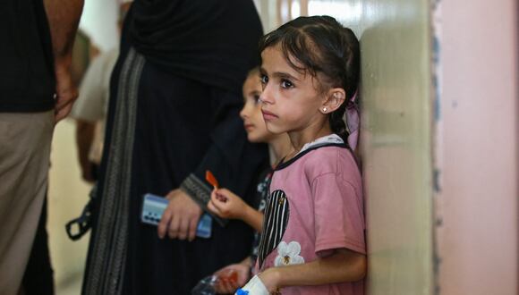 Niños palestinos que sufren desnutrición o enfermedades crónicas como el cáncer esperan con sus familiares en el hospital Nasser en Khan Yunis, en el sur de la Franja de Gaza, el 24 de junio de 2024. (Foto de Bashar TALEB / AFP)