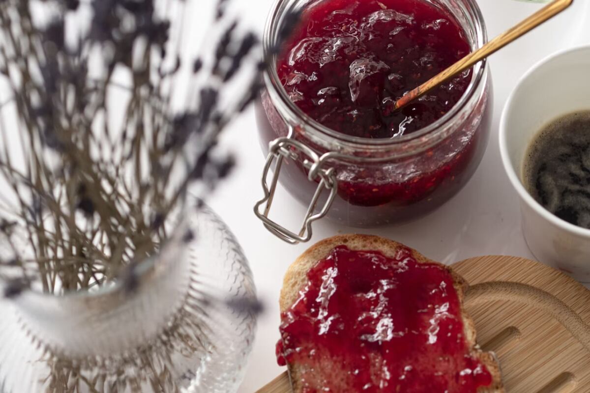 En la foto se logra apreciar un pote de mermelada sobre la mesa. | Imagen referencial: Unsplash