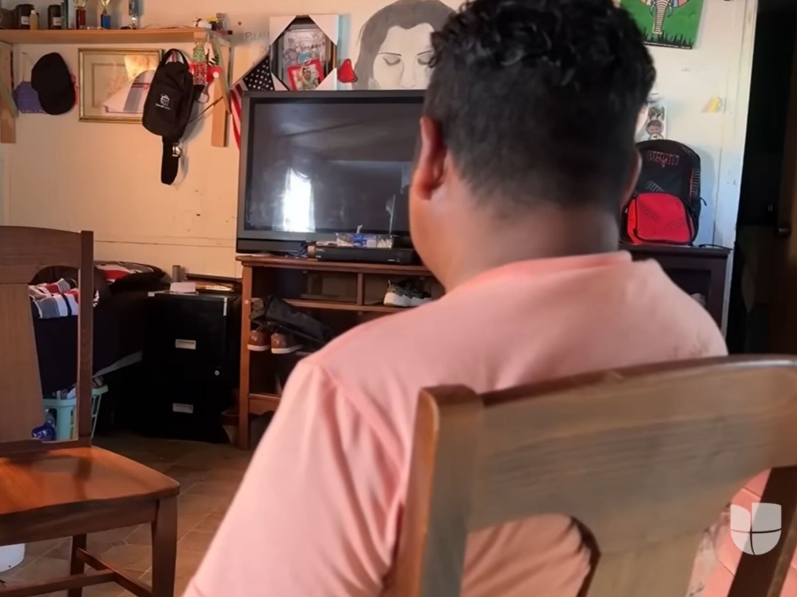 Su padre siente gran preocupación por la situación legal de su hijo. Teme que sea deportado. (Crédito: Univision Noticias / YouTube)