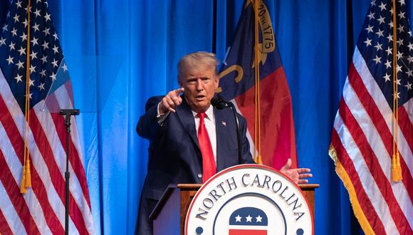 El expresidente de los Estados Unidos y aspirante a la presidencia de 2024, Donald Trump, habla en la Convención del Partido Republicano de Carolina del Norte en Greensboro, Carolina del Norte, el 10 de junio de 2023. (Foto de ALLISON JOYCE / AFP)