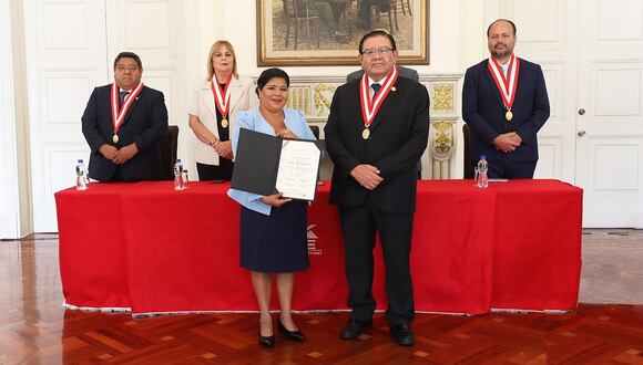 Magally Santisteban recibe credenciales de congresista de manos de Jorge Luis Salas Arenas. (Foto: JNE)
