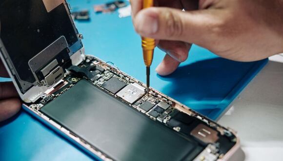 Los fabricantes de dispositivos electrónicos ven con malos ojos que sus productos sean arreglados por expertos no autorizados.