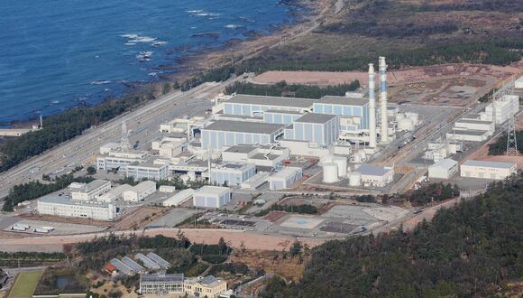 Esta fotografía aérea proporcionada por Jiji Press muestra la planta de energía nuclear Hokuriku Electric Power Shika en Shika, prefectura de Ishikawa, el 2 de enero de 2024, un día después de que un gran terremoto de magnitud 7,5 sacudiera la región de Noto en la prefectura de Ishikawa. (Foto de JIJI PRESS / AFP)