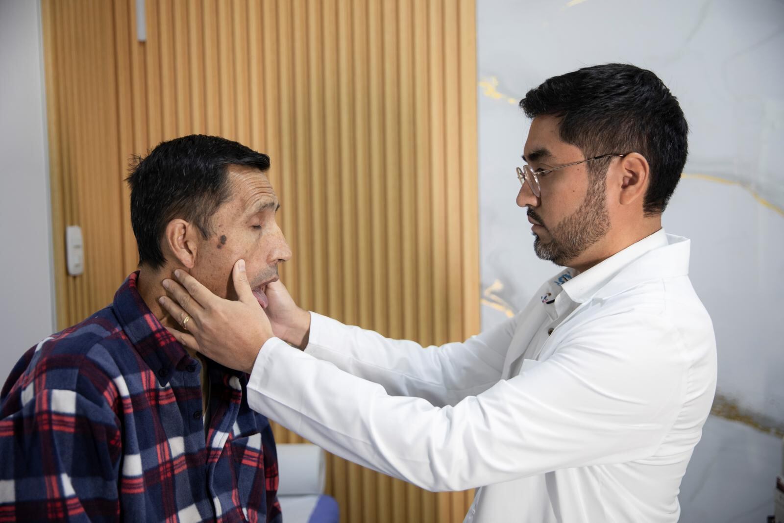 El señor Jorge siendo atendido por el doctor Torres.