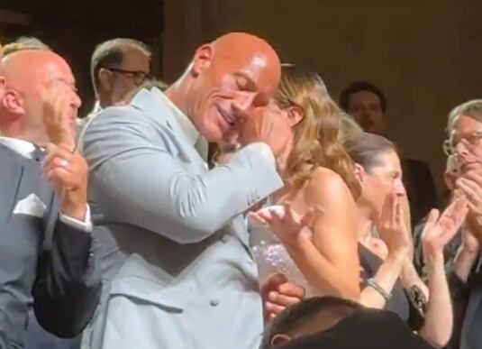 En el Festival de Venecia, "The Rock" ha recibido un total de 15 minutos de aplausos y esto lo emocionó hasta las lágrimas. (Foto: Variety)