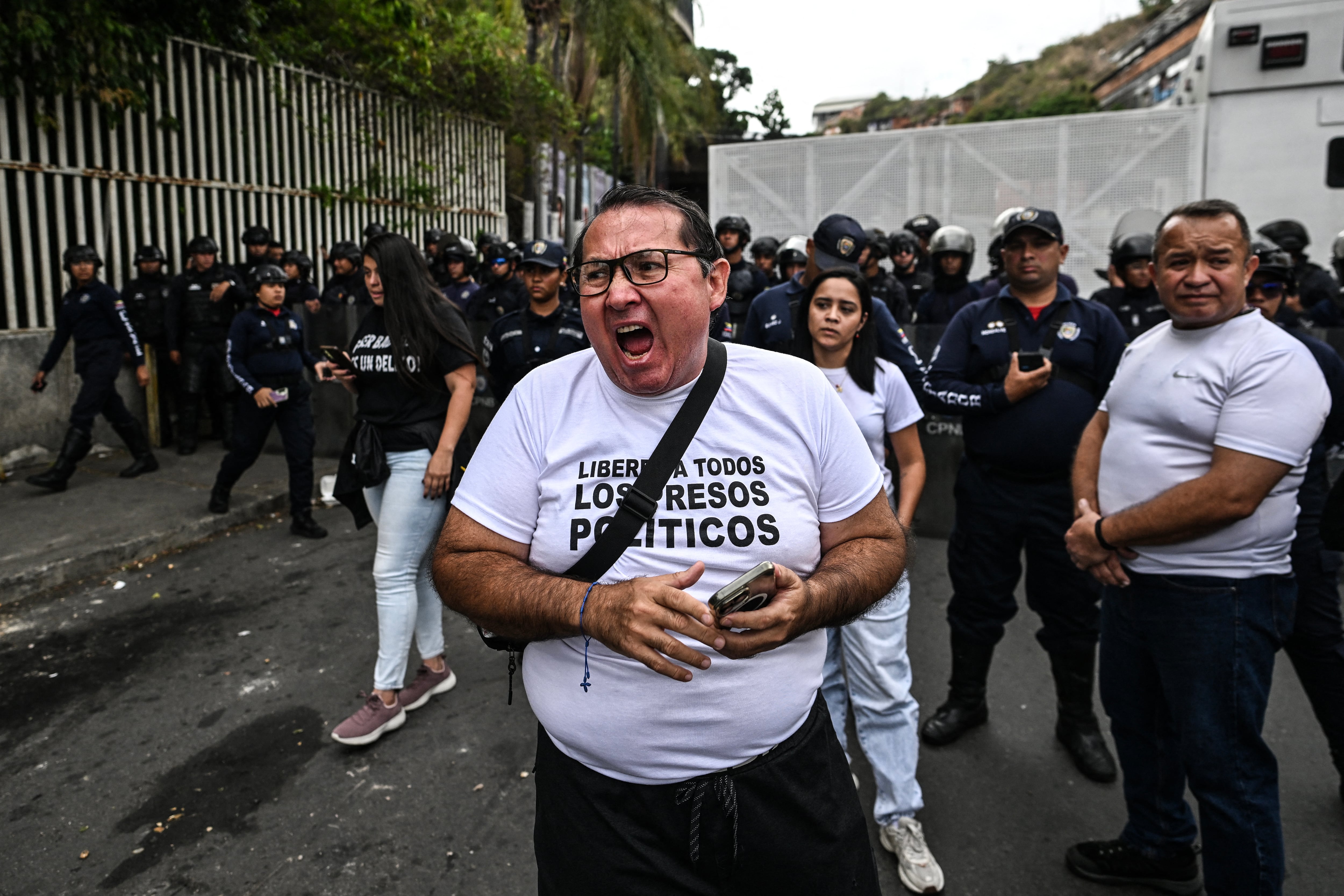Un familiar de presos políticos participa en una manifestación para exigir su libertad durante un traslado de prisioneros a las afueras de la cárcel El Helicoide en Caracas, el 3 de junio de 2026. (Foto de Juan BARRETO / AFP).