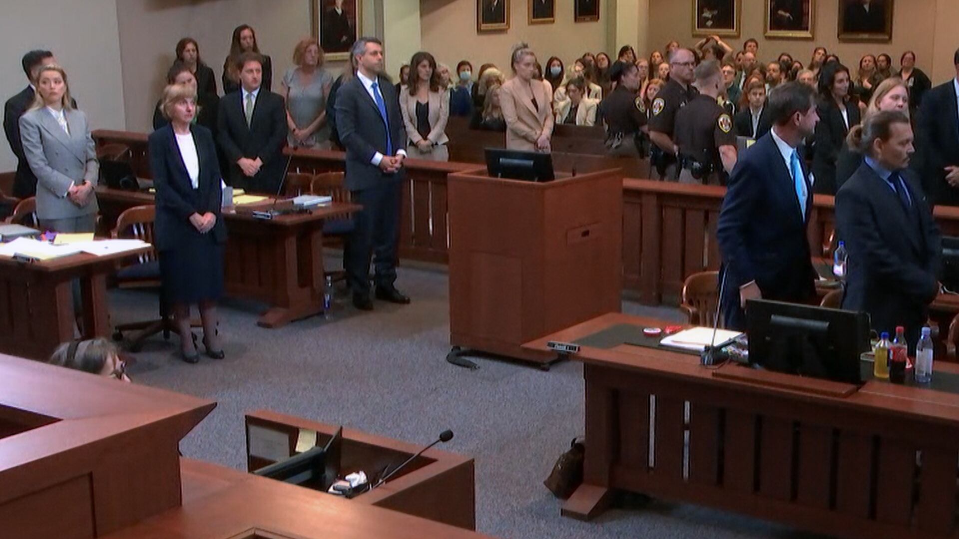 El juicio por difamación culminó a favor de Johnny Depp, quien recibió 15 millones de dólares en daños y perjuicios. Su exesposa, Amber Heard, que se autodenominaba como una voz en contra de la violencia contra la mujer, perdió, pero al final los jurados le atribuyeron 2 millones de dólares por hallar que Depp, a través de su abogado, también la difamó.