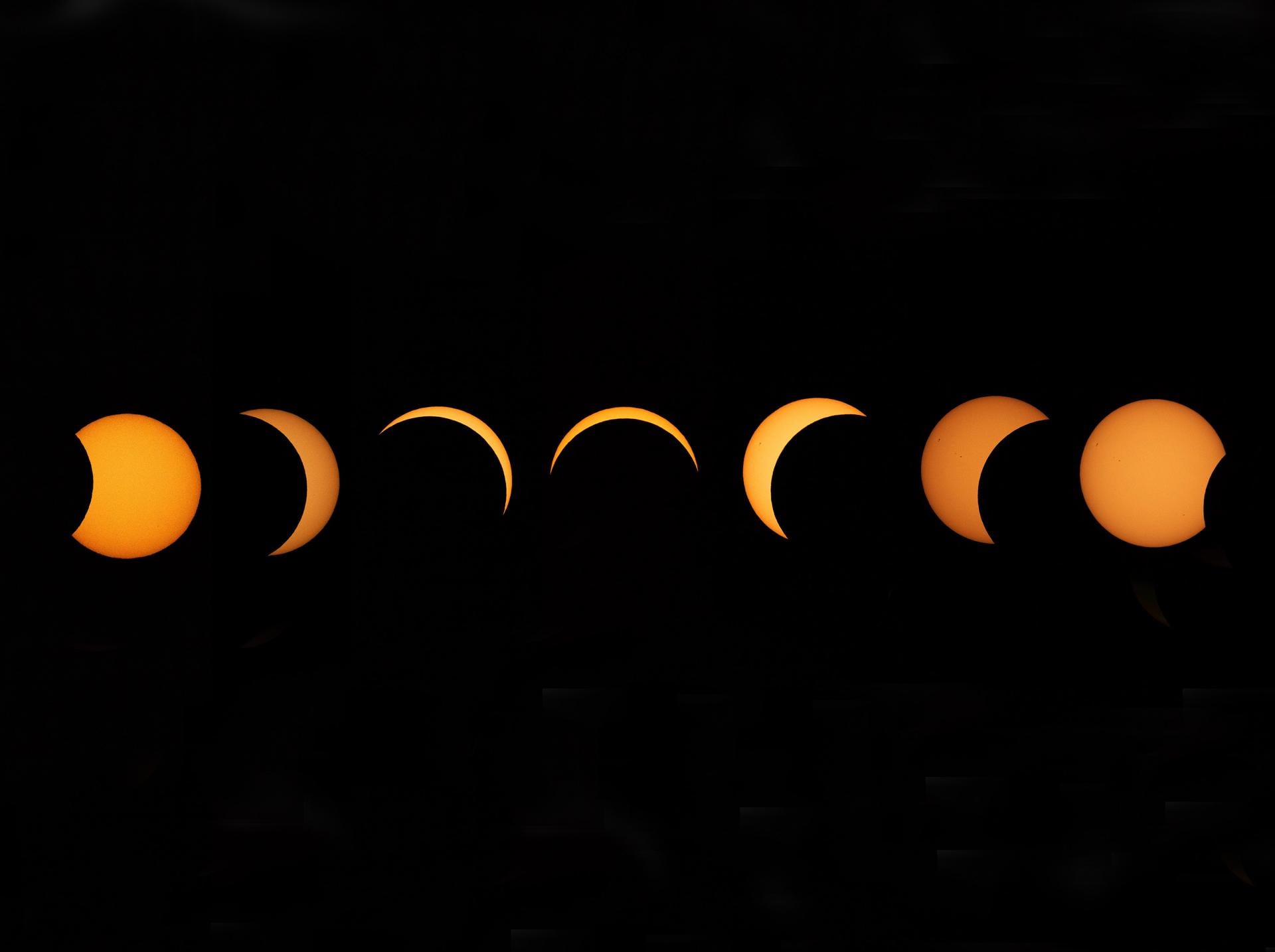 LONDRES (Reino Unido), 12/08/2026.- Una imagen compuesta muestra una secuencia de la Luna pasando frente al Sol, vista desde Greenwich Park en Londres, Gran Bretaña, el 12 de agosto de 2026. Alrededor del 90 por ciento del Sol quedó oculto en el máximo del eclipse, aproximadamente a las 19:12 hora local, según el Real Observatorio de Greenwich. El eclipse fue visible en Londres desde aproximadamente las 18:17 hasta las 20:06. (Reino Unido, Londres) EFE/EPA/NEIL HALL