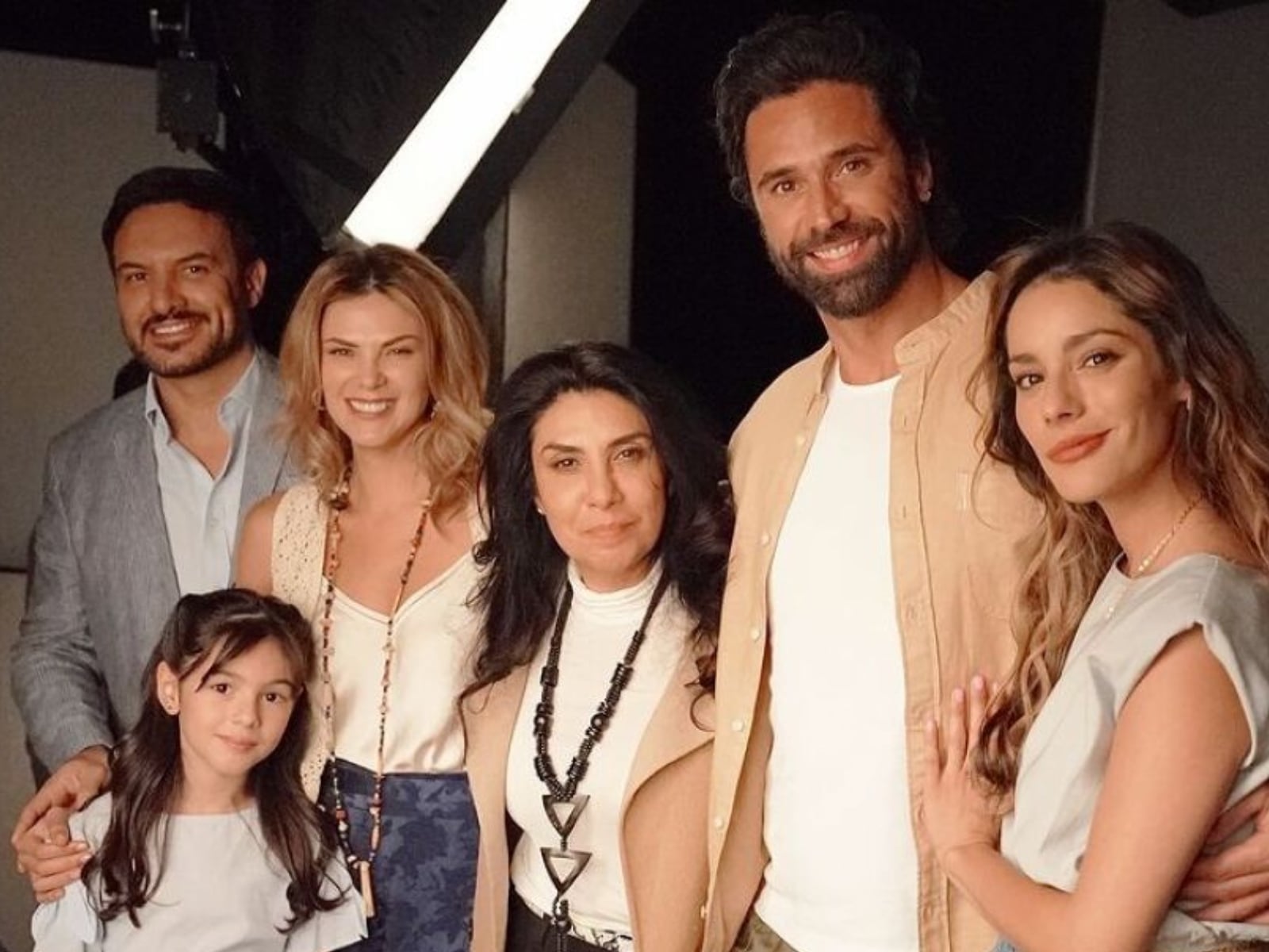La productora Giselle González junto a algunos actores de la telenovela "Marea de pasiones" (Foto: Giselle González / Instagram)
