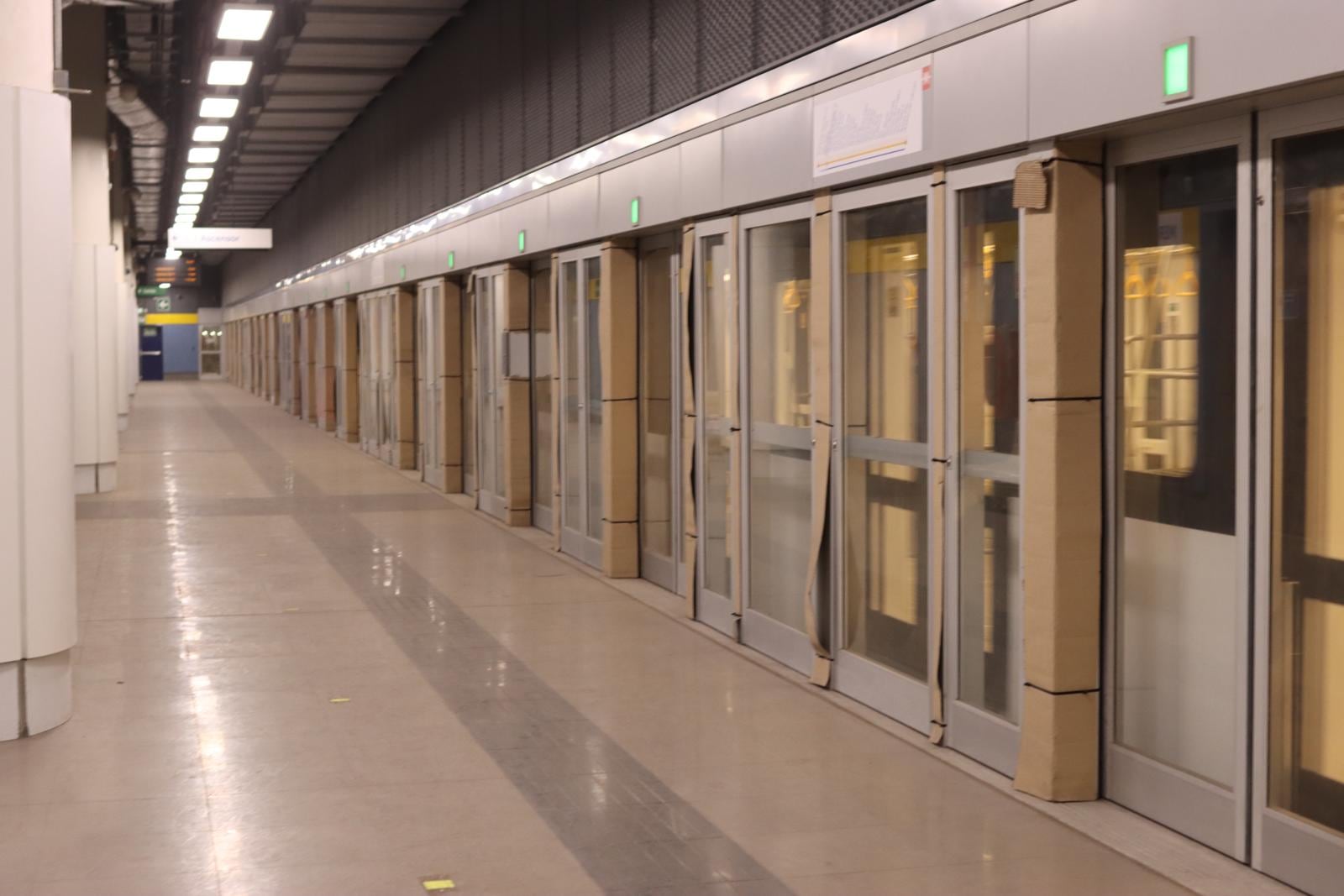 Se han implementado puertas de cerramiento de anden cuya apertura y cierre está sincronizada con la de las puertas del tren. Es decir, se abren solo cuando el tren se detiene en la estación, por lo que el usuario no tendrá acceso al túnel por donde pasa el riel. (Foto: Bryan Albornoz)