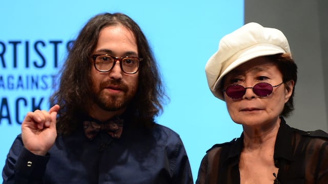 Yoko Ono cede el control de sus millonarios negocios a Sean, el hijo que tuvo con John Lennon