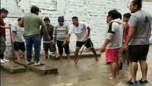 Vecinos hacen grandes esfuerzos para evitar que las aguas del río Surco, que se desbordaron en la mañana del lunes, ingresen a sus viviendas | Captura de noticias / Latina
