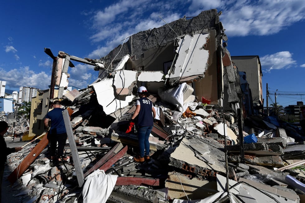 Equipos de rescate buscan supervivientes entre los escombros de un edificio derrumbado tras el terremoto que sacudió Pereira, Colombia, el 10 de agosto de 2026. (Jaime SALDARRIAGA / AFP)
