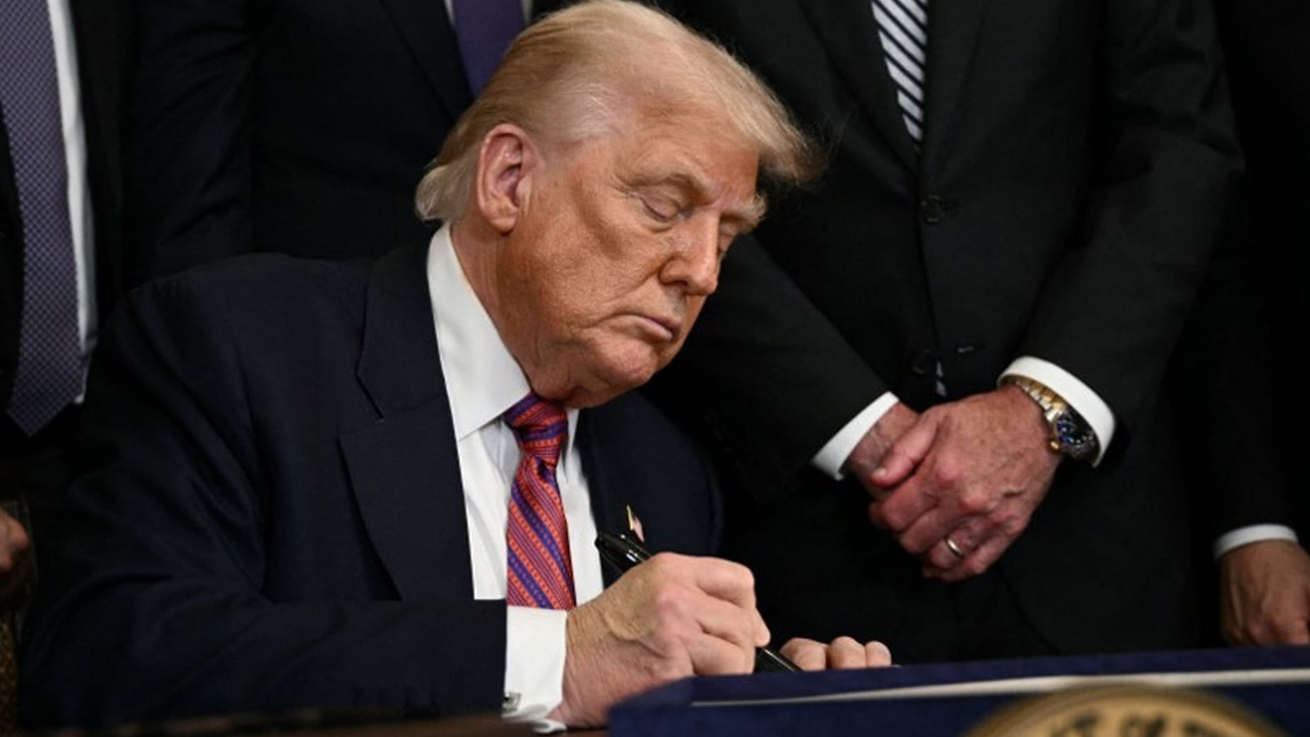 El Gobierno de Trump embargará casas, autos y cuentas bancarias a inmigrantes indocumentados que no gestionen su salida voluntaria mediante la app CBP Home. (Foto: AFP)