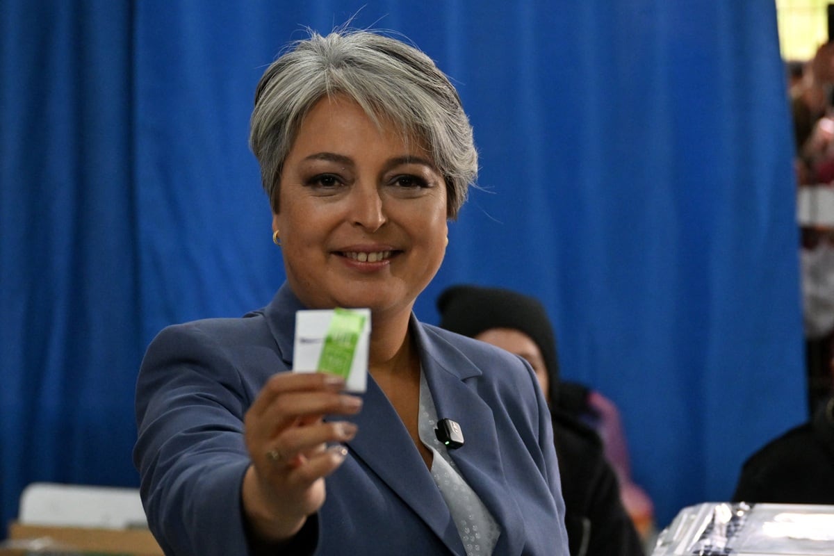 La candidata presidencial de Chile, Jeannette Jara, de la coalición Unidad por Chile, antes de emitir su voto durante la segunda vuelta de las elecciones presidenciales en Santiago, el 14 de diciembre de 2025. (RODRIGO ARANGUA / AFP)