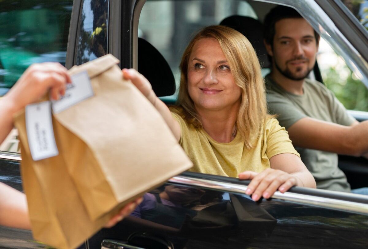 Los expertos aconsejan limpiar a fondo el auto si es necesario comer en él para evitar riesgos para la salud. | Crédito: Freepik