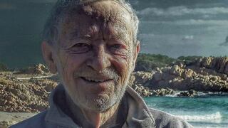 La historia del hombre que lleva 32 años viviendo solo en una isla italiana que ahora abandona