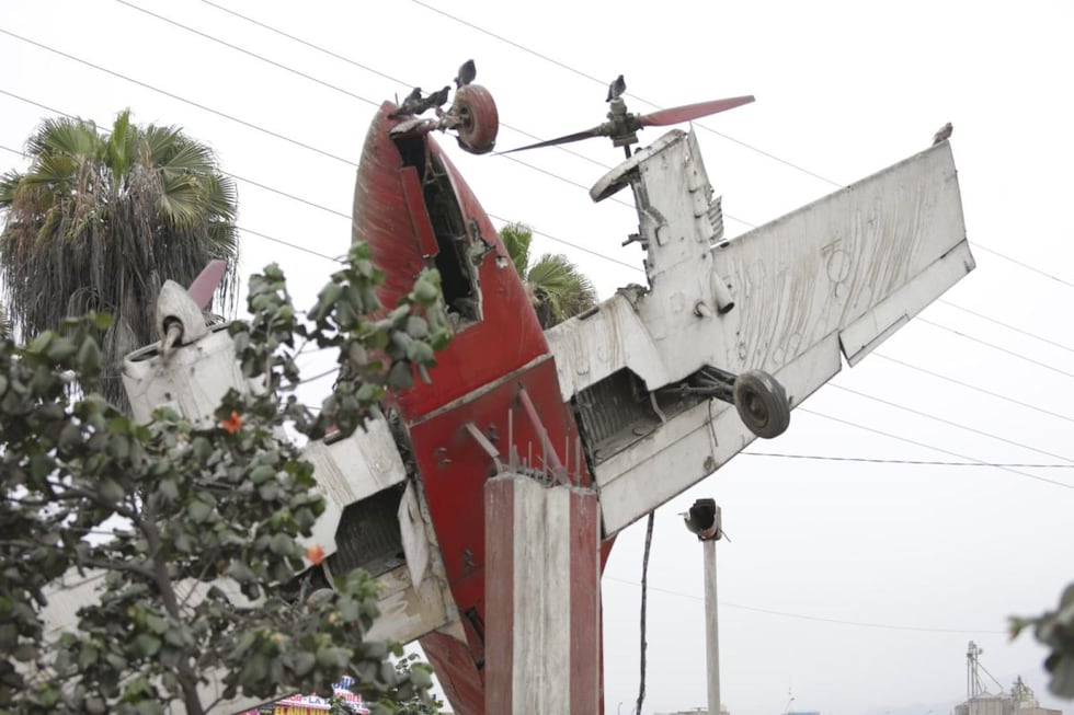 La estructura metálica que sostiene una avioneta por colapsar, ya que su estructura tiene todos los fierros oxidados. Fotos: César Bueno