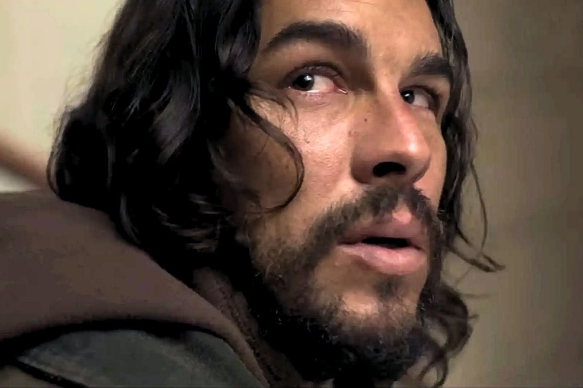 Mario Casas interpreta a Sebastián en la película "Bird Box: Barcelona" (Foto: Netflix)