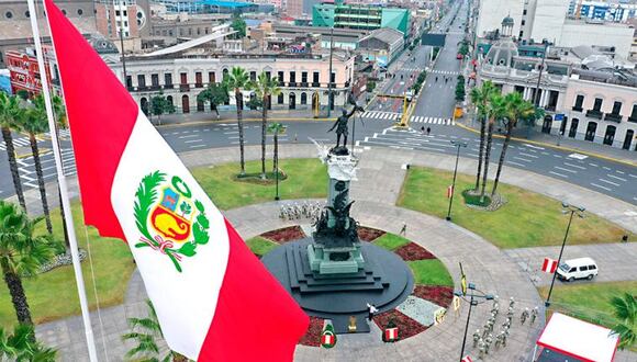 Estas son todas las banderas que tuvo el Perú: aquí hacemos un recuento en su día | ¿Cuántos cambios ha sufrido la bandera en toda la historia? En la siguiente nota te contaremos todo lo que debes saber al respecto. (Foto: El Peruano)