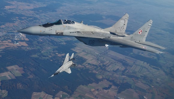 Dos aviones de combate MiG 29.  (Foto de RADOSLAW JOZWIAK / AFP)