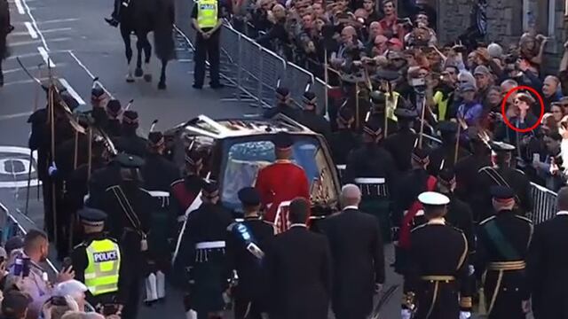 “¡Eres un viejo enfermo!”, le gritan al príncipe Andrés durante la procesión con el féretro de la reina Isabel II | VIDEO