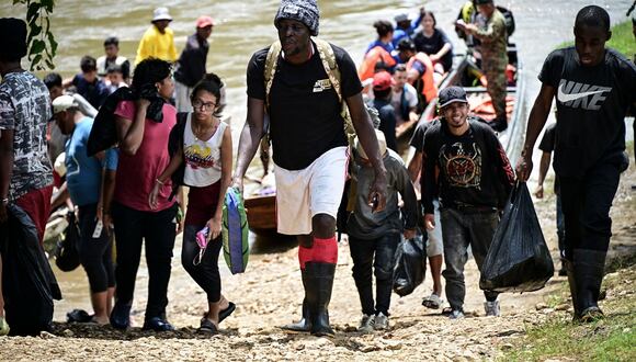 Migrantes llegan al Centro de Recepción de Atención a Migrantes en Lajas Blancas, en la selvática provincia de Darién, Panamá, el 28 de junio de 2024. (Foto de MARTIN BERNETTI / AFP)