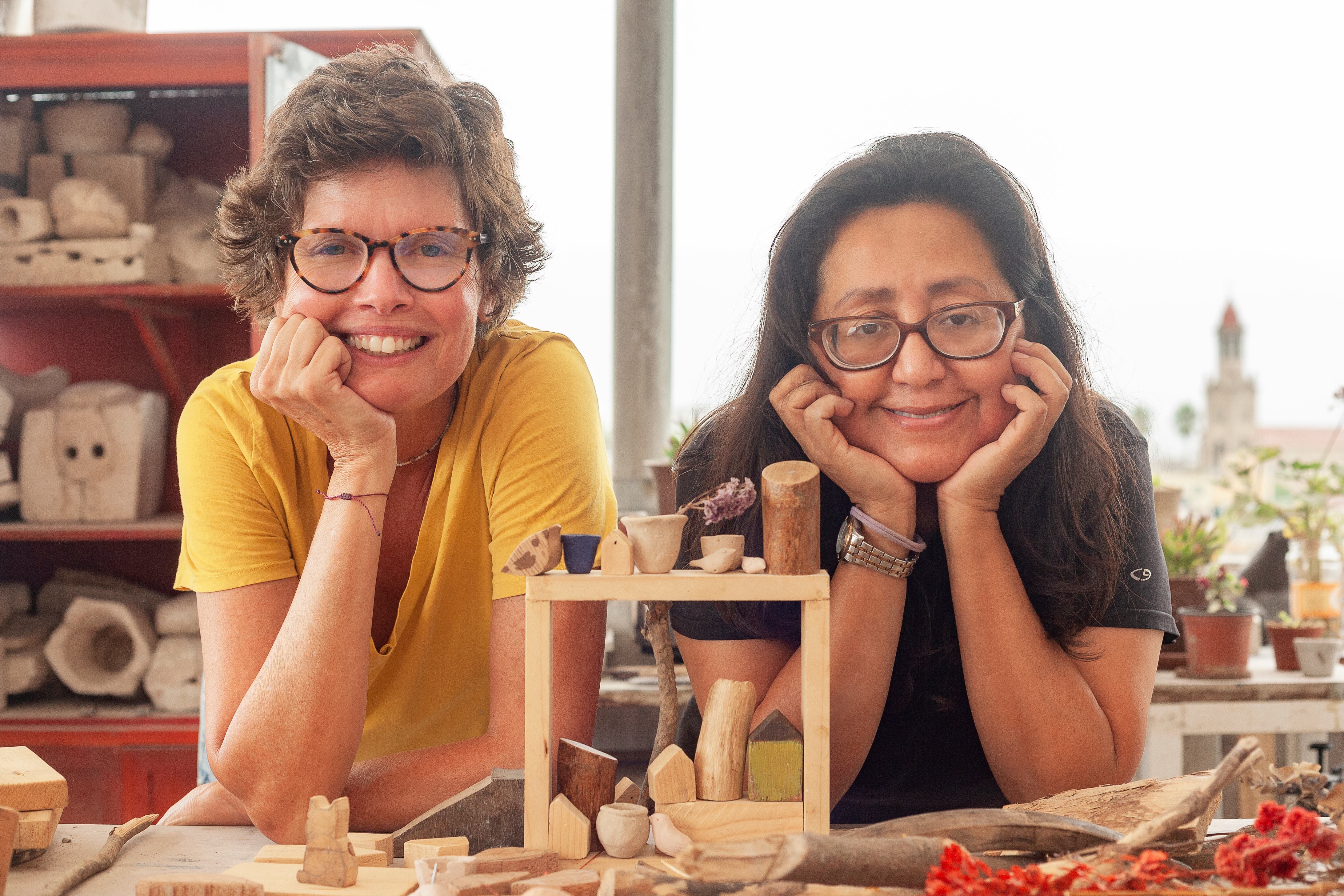 Las artistas Isabelle Decencière (izquierda) y Mónica Cuba realizan esta muestra bipersonal.