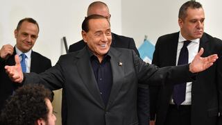 Berlusconi y su novia 53 años más joven se dan el “sí” en una boda simbólica