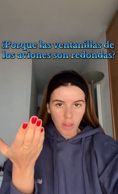 Alba Ruiz explica que, años atrás, las ventanas de los aviones eran cuadradas. (Foto: @azafatadetiktok)