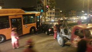 Independencia: choque de auto con bus del Metropolitano dejó varios heridos