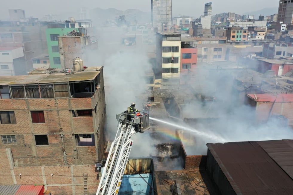 Fuego en zona comercial de La Victoria revela almacén ilegal. (Foto: Gec)