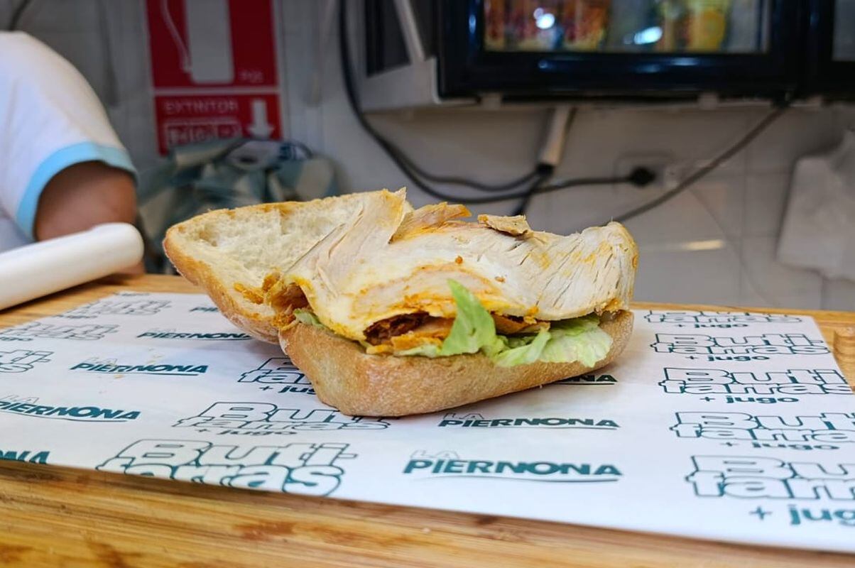 Para hacer el jamón se utilizan algunos ingredientes 'secretos', nos cuenta el dueño. Foto: GEC